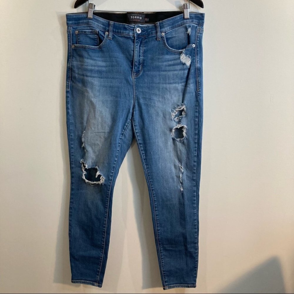 TORRID Sz 16R Sky High Skinny Jeans Mid-Wash Distressed Jeans